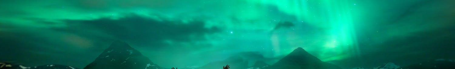 Nordlys og telt på isen.